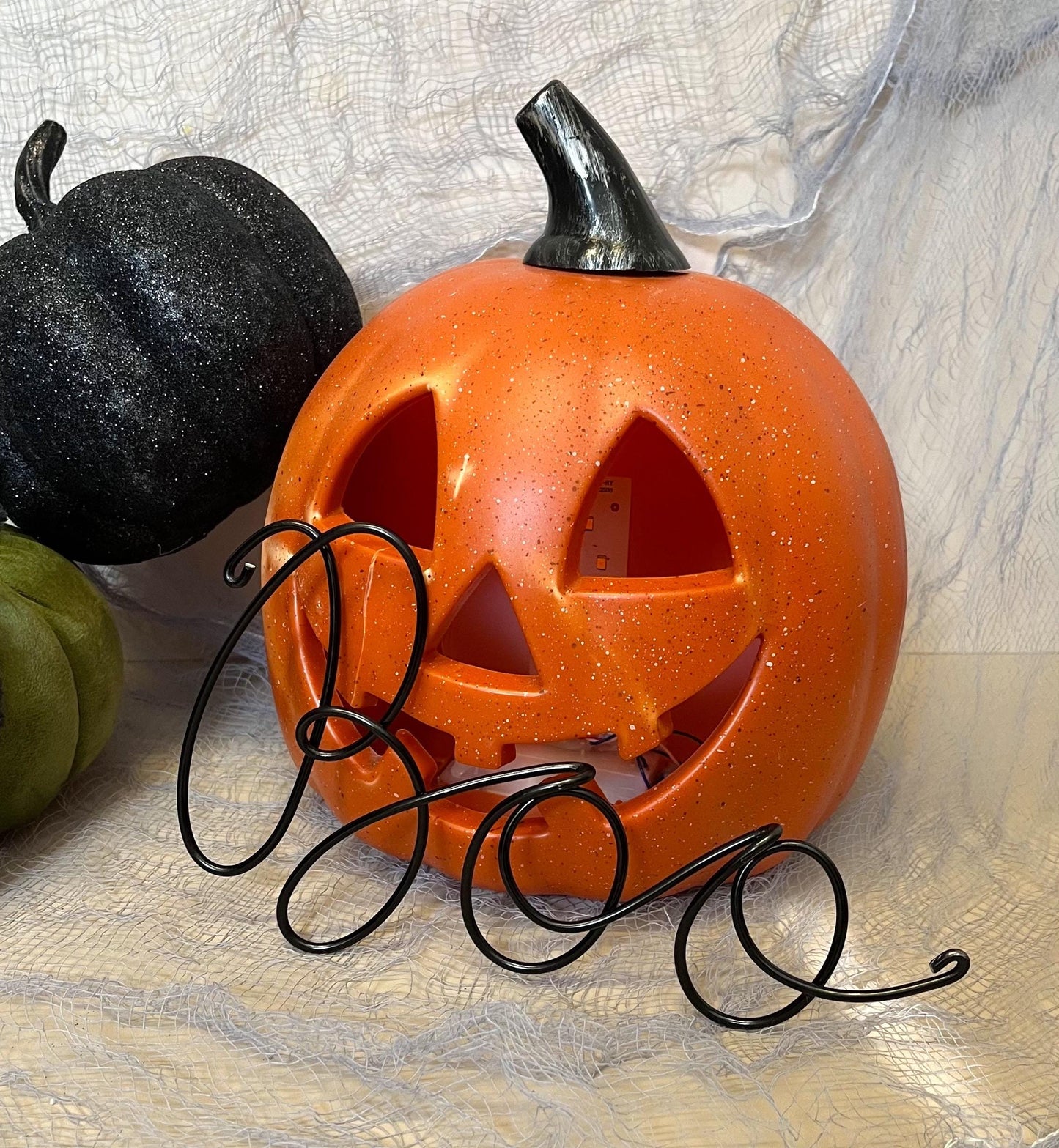 Wire 'Boo' Halloween Sign